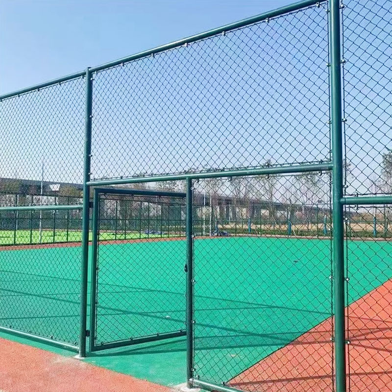 Smontovaný plot stadionu